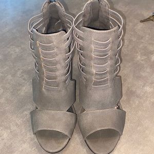 good heals to wear to any formal events